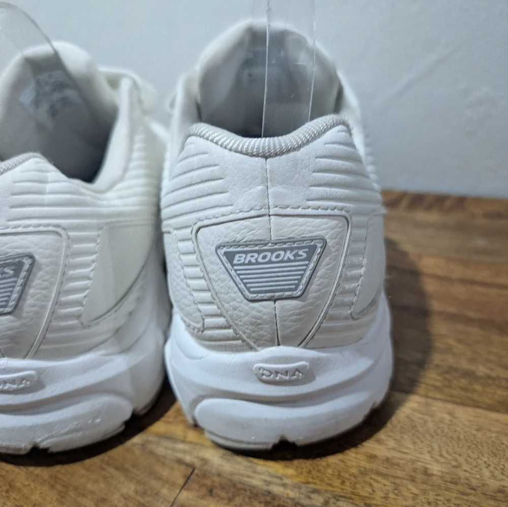 Brooks Addiction Walker V-Strap 2‎ White Men's Size 11.5ee